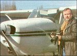 Wenn Hubert Harst mit seiner Hasselblad das Flugzeug besteigt, ist er in seinem Element. (Foto: Michael Paternoga) 